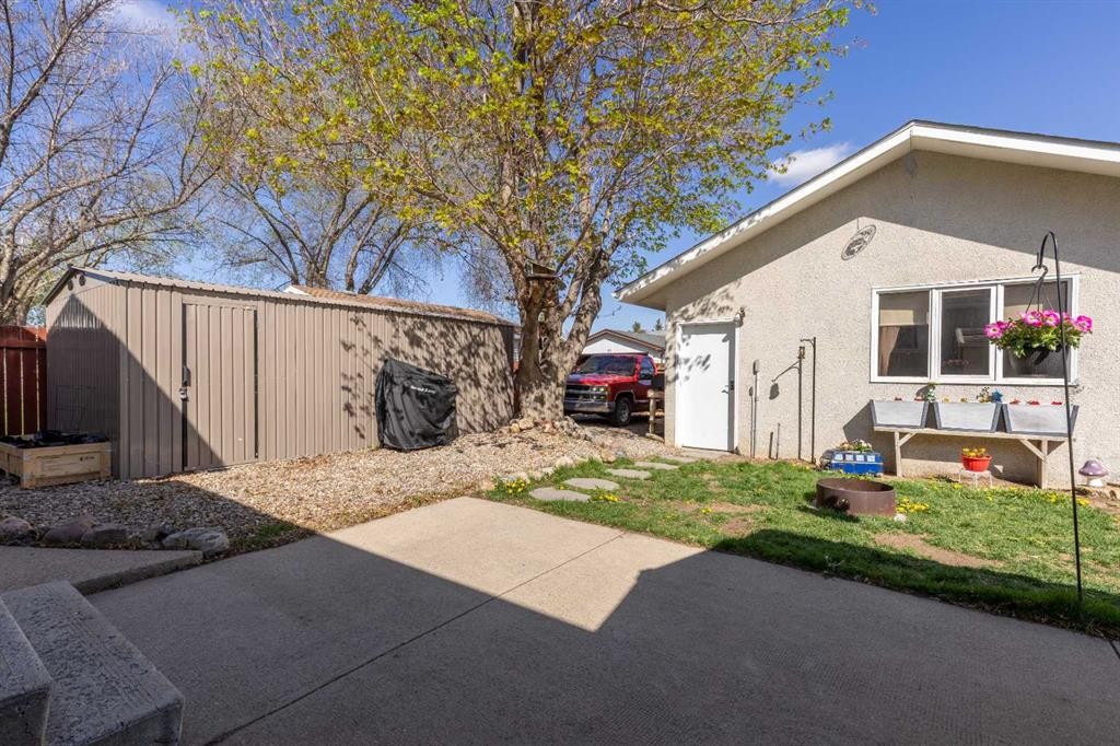 57 Honeysuckle Road North, Lethbridge, AB - Outdoor
