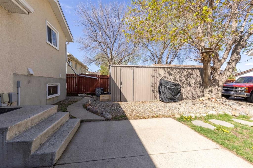 57 Honeysuckle Road North, Lethbridge, AB - Outdoor