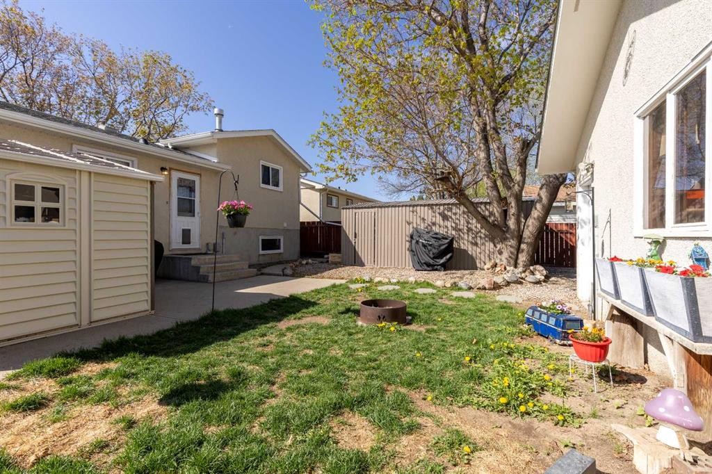 57 Honeysuckle Road North, Lethbridge, AB - Outdoor