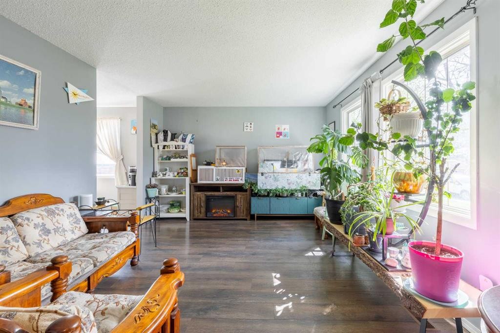 57 Honeysuckle Road North, Lethbridge, AB - Indoor Photo Showing Living Room