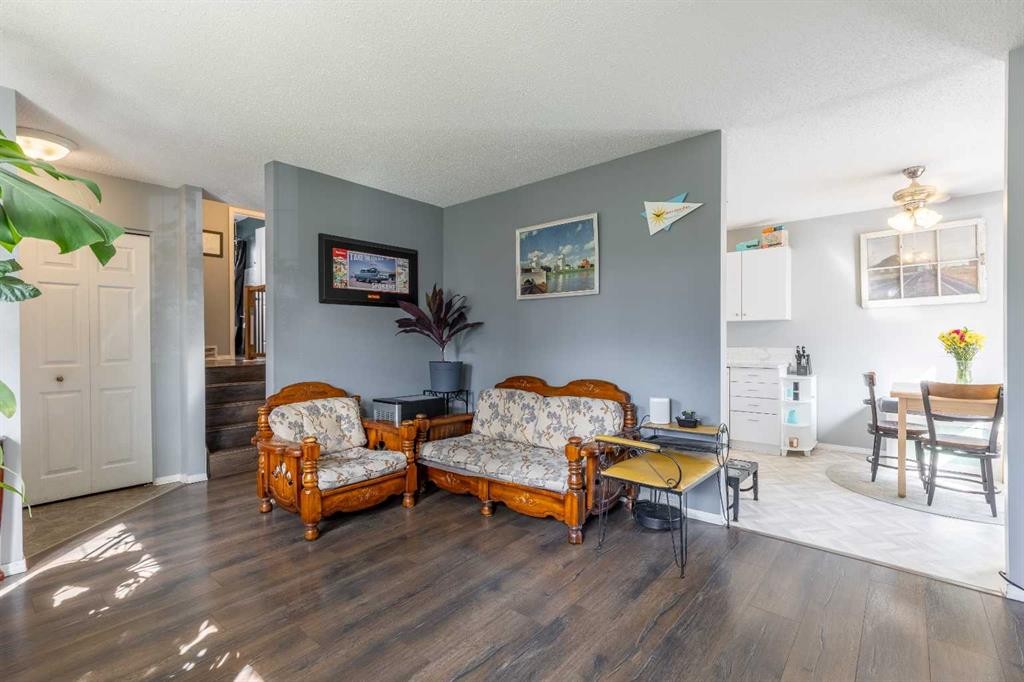57 Honeysuckle Road North, Lethbridge, AB - Indoor Photo Showing Living Room