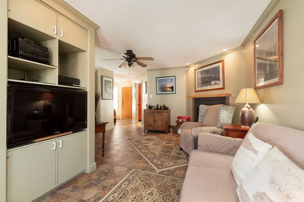 41 Simon Fraser Boulevard West, Lethbridge, AB - Indoor Photo Showing Living Room With Fireplace