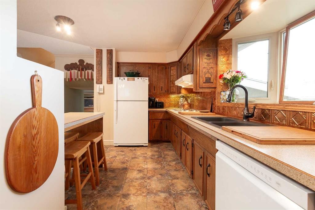 41 Simon Fraser Boulevard West, Lethbridge, AB - Indoor Photo Showing Kitchen With Double Sink
