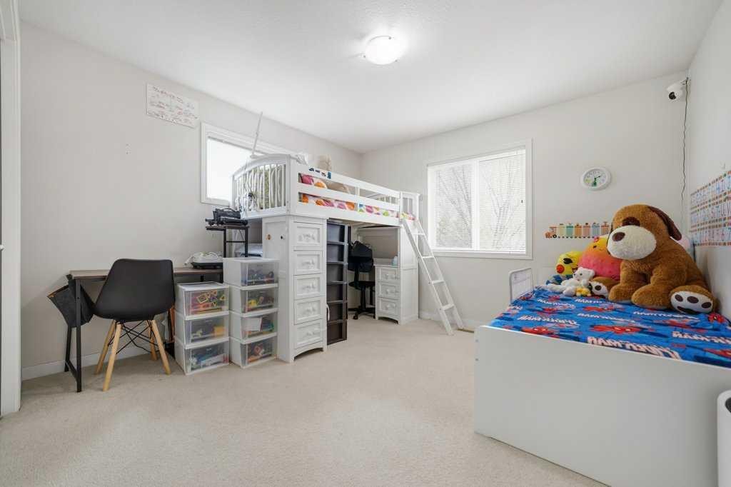 6-109 Silkstone Road West, Lethbridge, AB - Indoor Photo Showing Bedroom