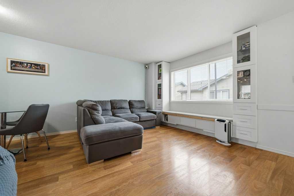 6-109 Silkstone Road West, Lethbridge, AB - Indoor Photo Showing Living Room