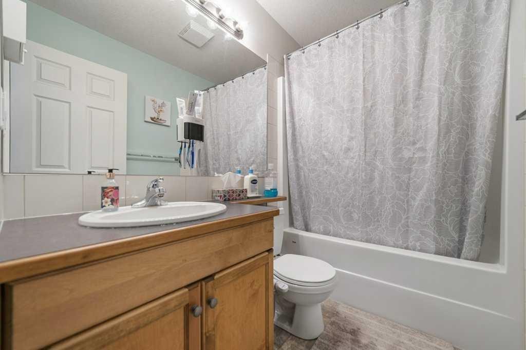 6-109 Silkstone Road West, Lethbridge, AB - Indoor Photo Showing Bathroom