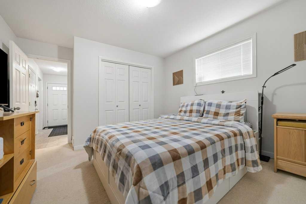 6-109 Silkstone Road West, Lethbridge, AB - Indoor Photo Showing Bedroom