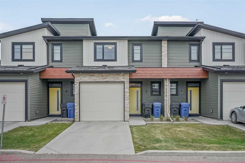 2-422 Highlands Boulevard West, Lethbridge, AB - Outdoor With Facade