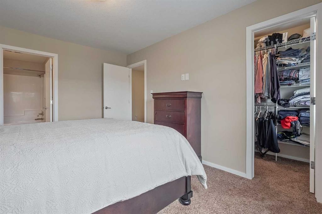 2-422 Highlands Boulevard West, Lethbridge, AB - Indoor Photo Showing Bedroom