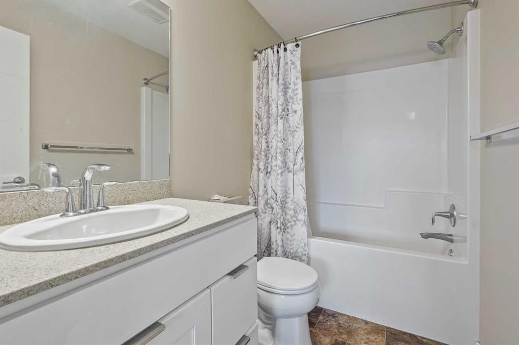 2-422 Highlands Boulevard West, Lethbridge, AB - Indoor Photo Showing Bathroom