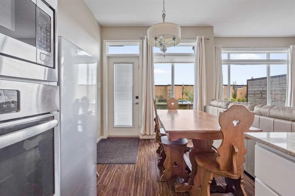 2-422 Highlands Boulevard West, Lethbridge, AB - Indoor Photo Showing Dining Room