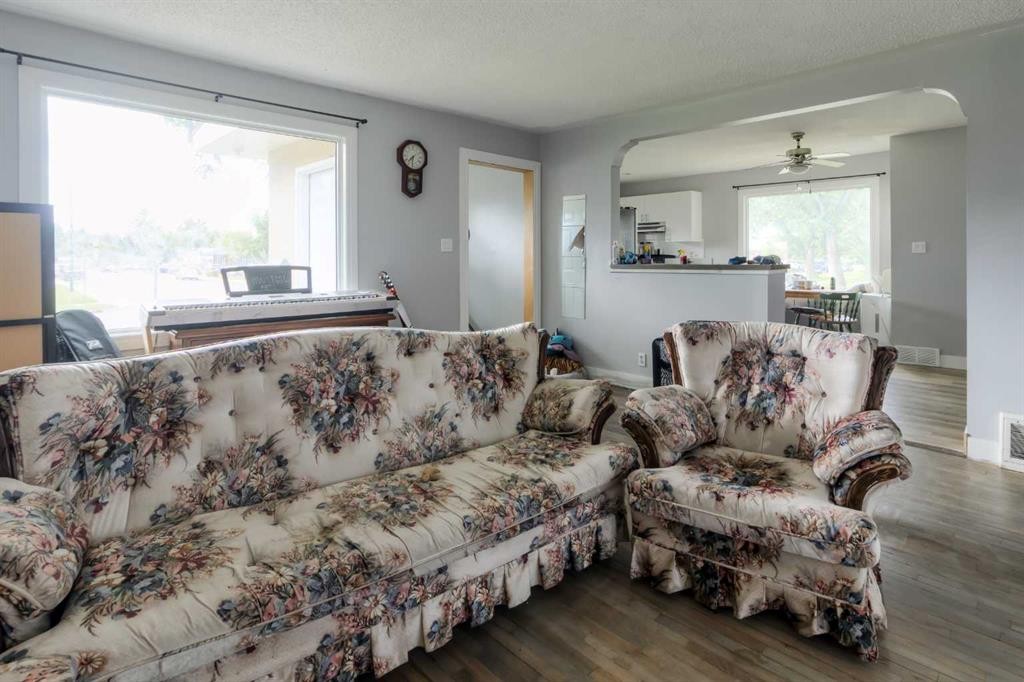 2001 10 Avenue South, Lethbridge, AB
