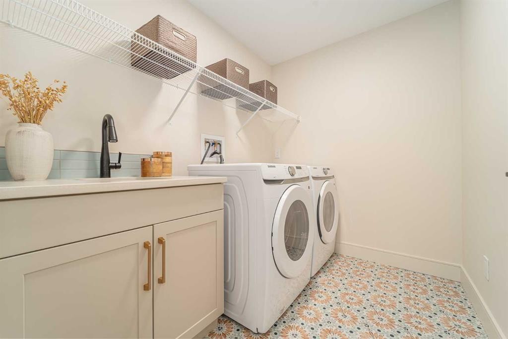 343 Blackwolf Boulevard North, Lethbridge, AB - Indoor Photo Showing Laundry Room