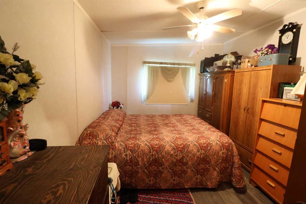 1124 1 Ave, Vauxhall, AB - Indoor Photo Showing Bedroom