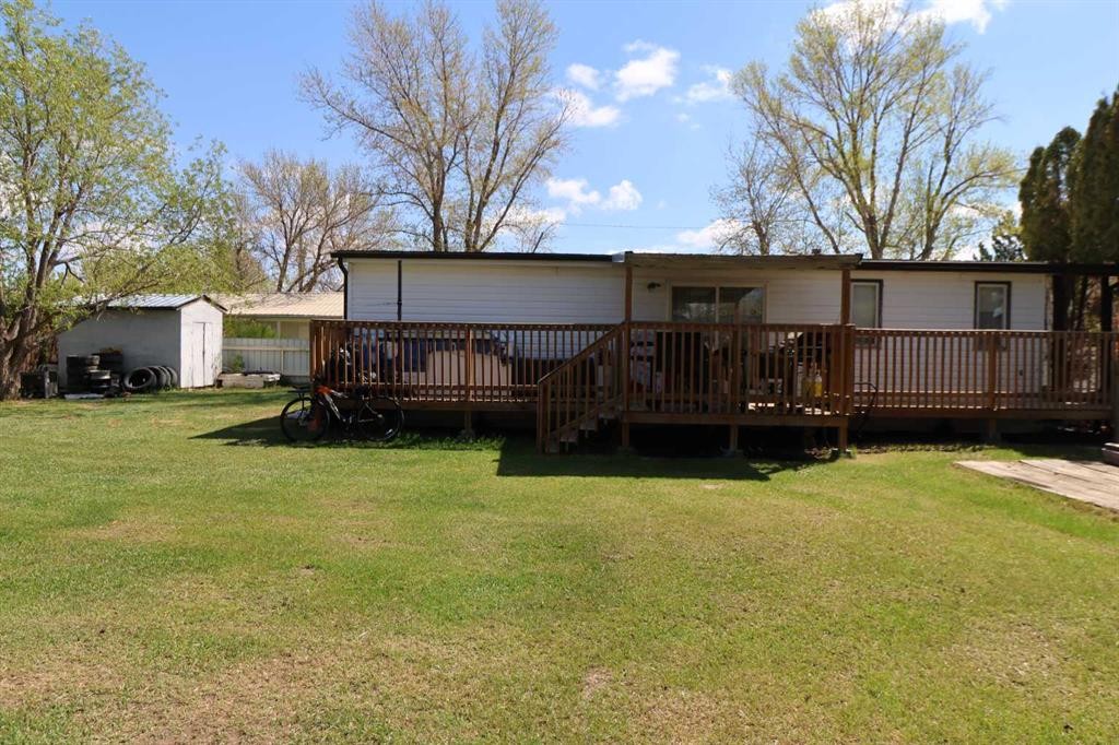 1124 1 Ave, Vauxhall, AB - Outdoor With Deck Patio Veranda