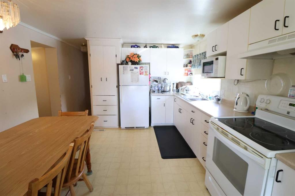1124 1 Ave, Vauxhall, AB - Indoor Photo Showing Kitchen With Double Sink