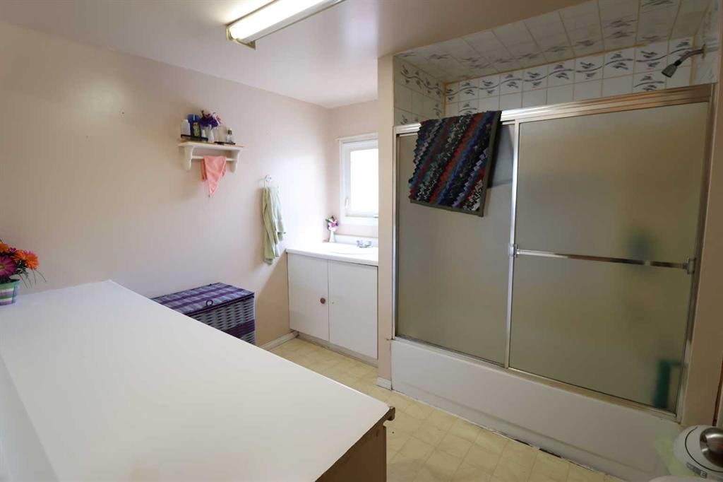 1124 1 Ave, Vauxhall, AB - Indoor