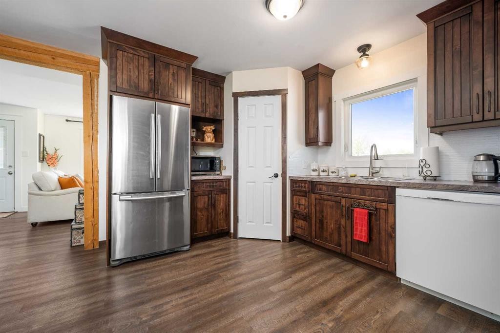 94075 Range Road 115, Burdett, AB - Indoor Photo Showing Kitchen