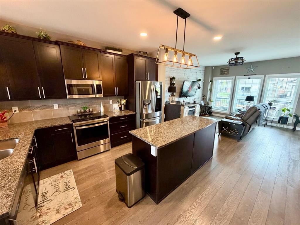 527 Moonlight Lane West, Lethbridge, AB - Indoor Photo Showing Kitchen With Upgraded Kitchen