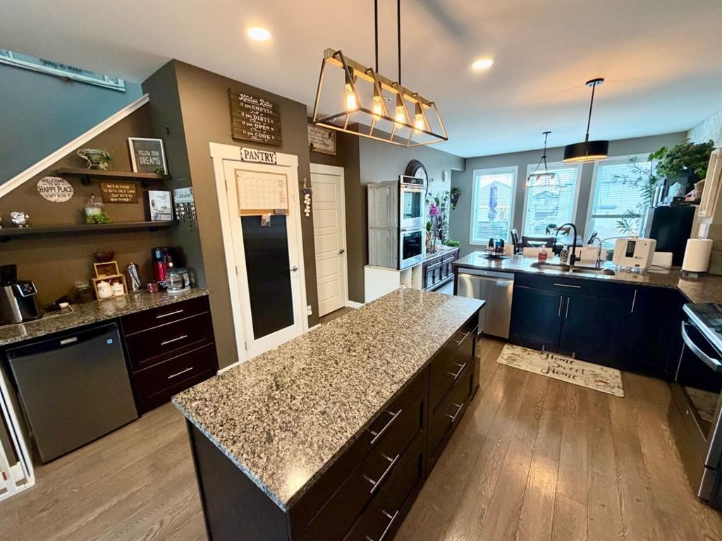 527 Moonlight Lane West, Lethbridge, AB - Indoor Photo Showing Kitchen With Upgraded Kitchen