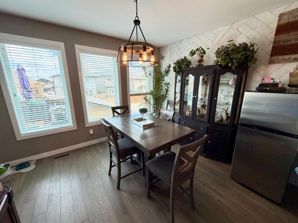 527 Moonlight Lane West, Lethbridge, AB - Indoor Photo Showing Dining Room