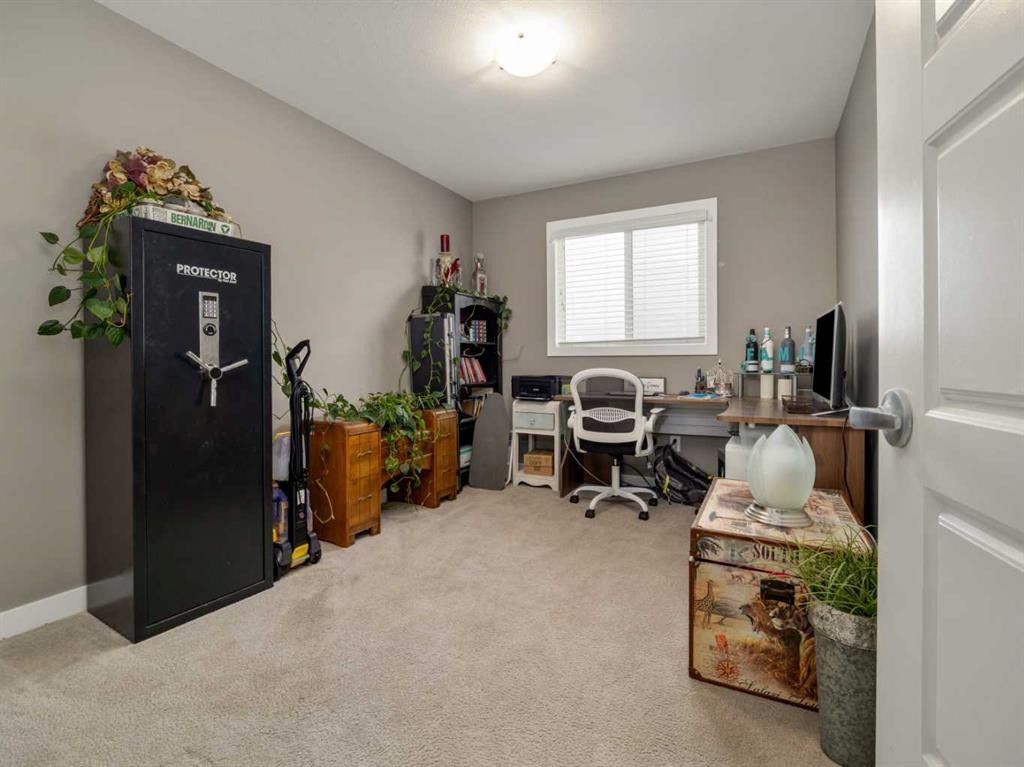 527 Moonlight Lane West, Lethbridge, AB - Indoor Photo Showing Office