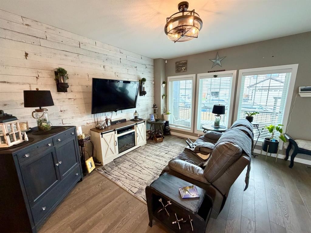 527 Moonlight Lane West, Lethbridge, AB - Indoor Photo Showing Living Room