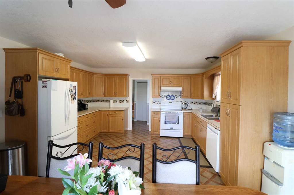 145004 Rr164, Vauxhall, AB - Indoor Photo Showing Kitchen With Double Sink