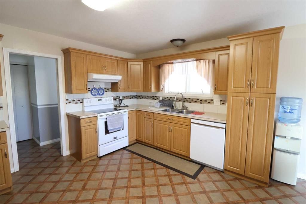 145004 Rr164, Vauxhall, AB - Indoor Photo Showing Kitchen With Double Sink