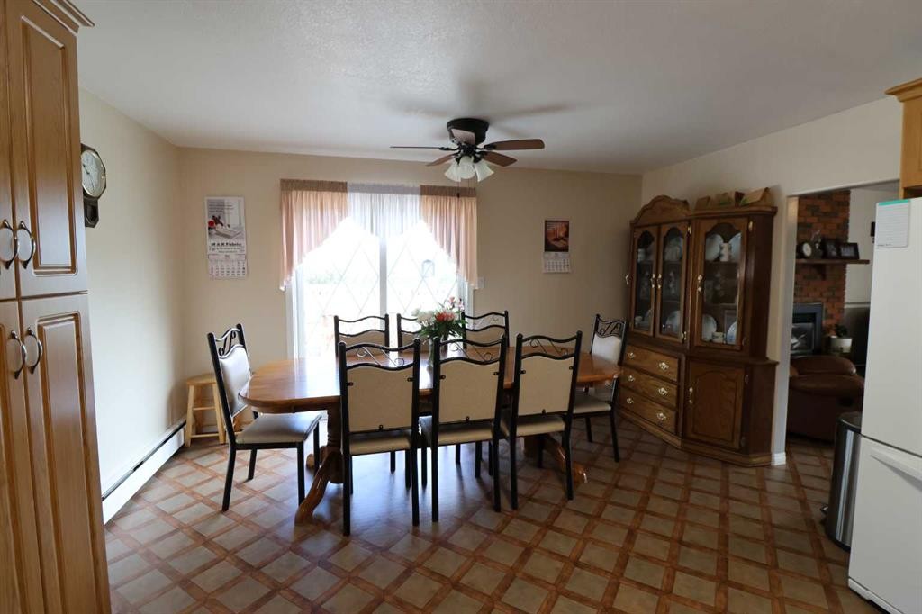 145004 Rr164, Vauxhall, AB - Indoor Photo Showing Dining Room