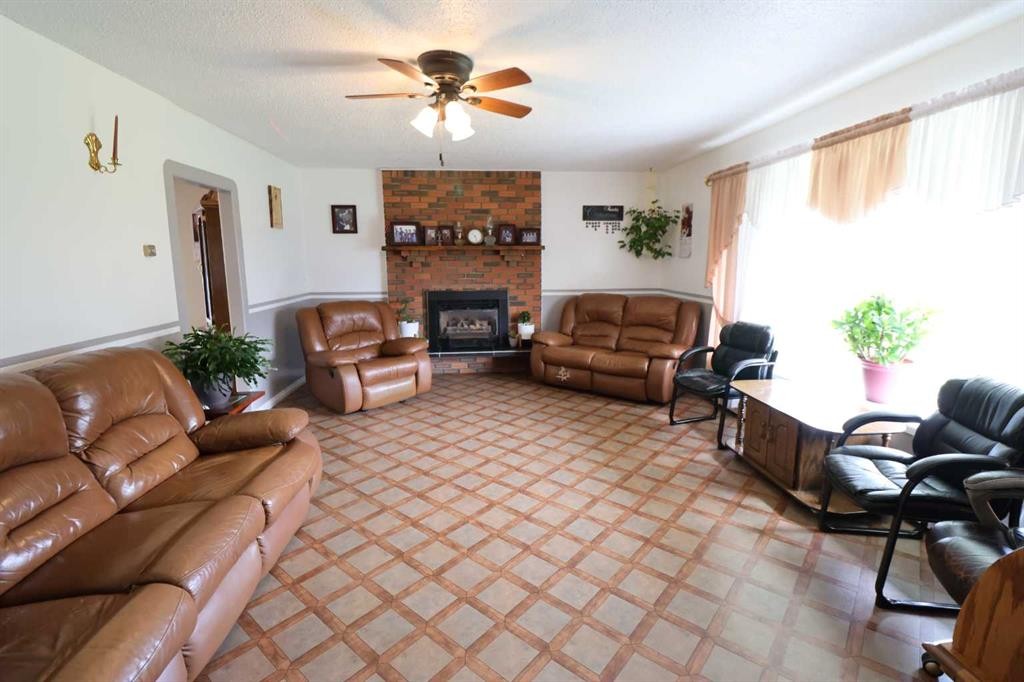 145004 Rr164, Vauxhall, AB - Indoor Photo Showing Living Room With Fireplace