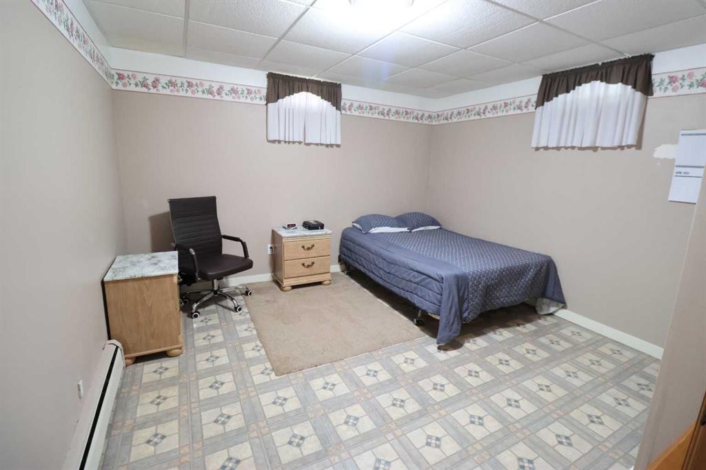 145004 Rr164, Vauxhall, AB - Indoor Photo Showing Bedroom