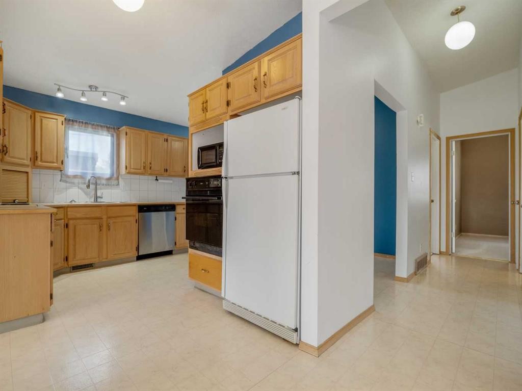 120S 300E, Raymond, AB - Indoor Photo Showing Kitchen