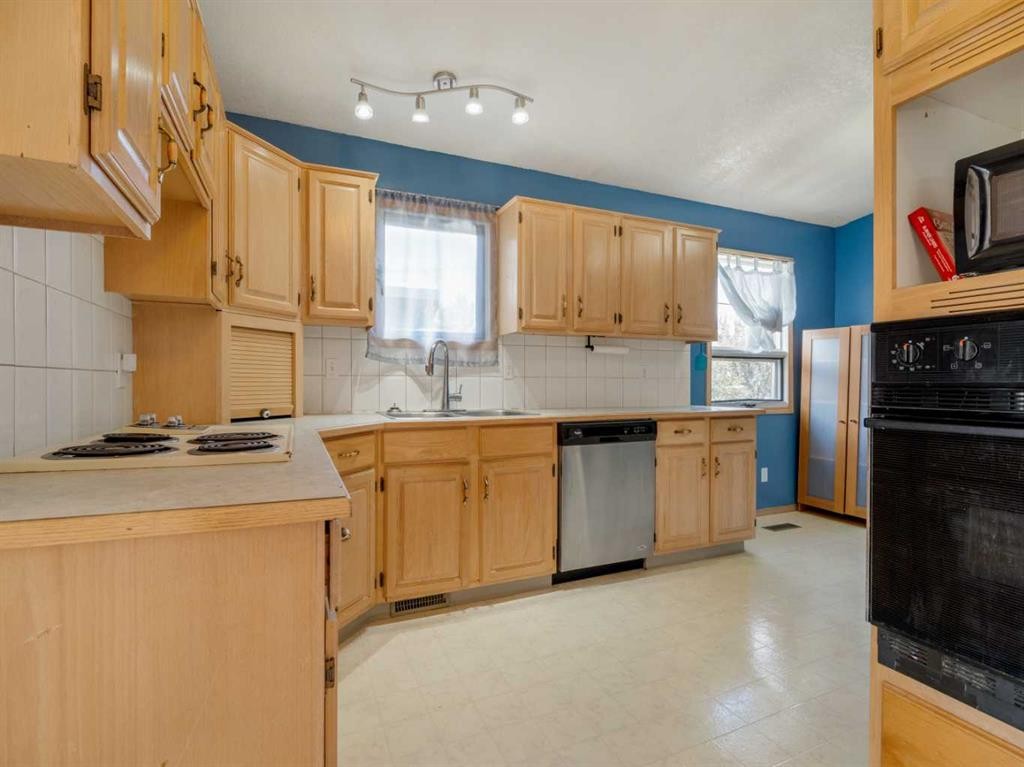 120S 300E, Raymond, AB - Indoor Photo Showing Kitchen