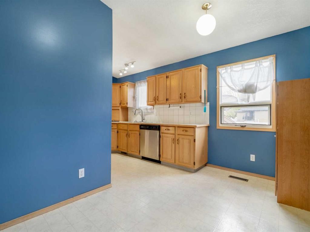 120S 300E, Raymond, AB - Indoor Photo Showing Kitchen