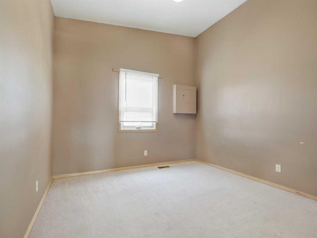 120S 300E, Raymond, AB - Indoor Photo Showing Other Room