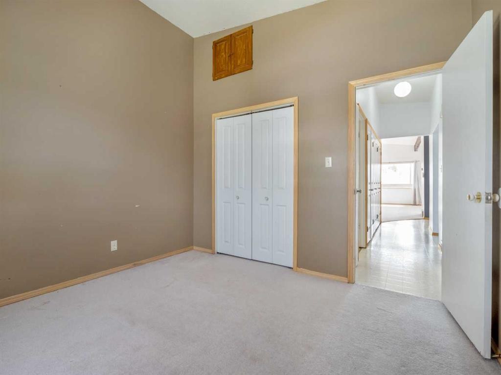120S 300E, Raymond, AB - Indoor Photo Showing Other Room