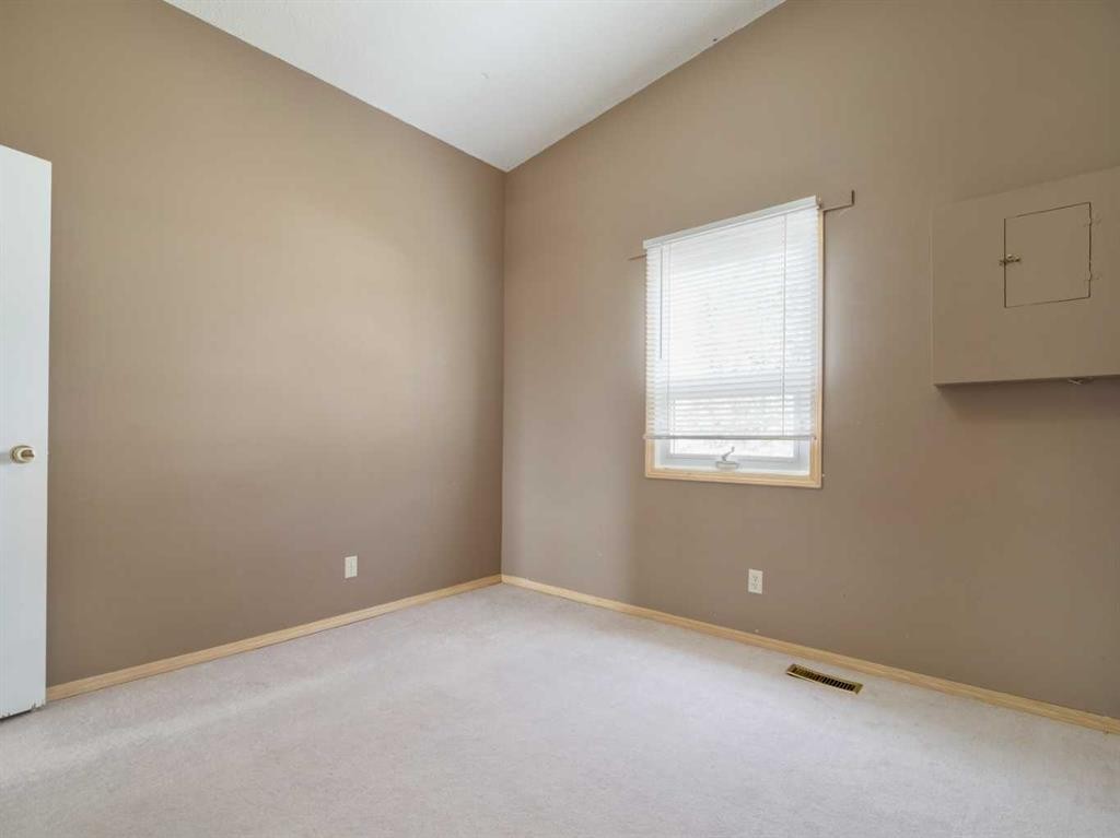 120S 300E, Raymond, AB - Indoor Photo Showing Other Room