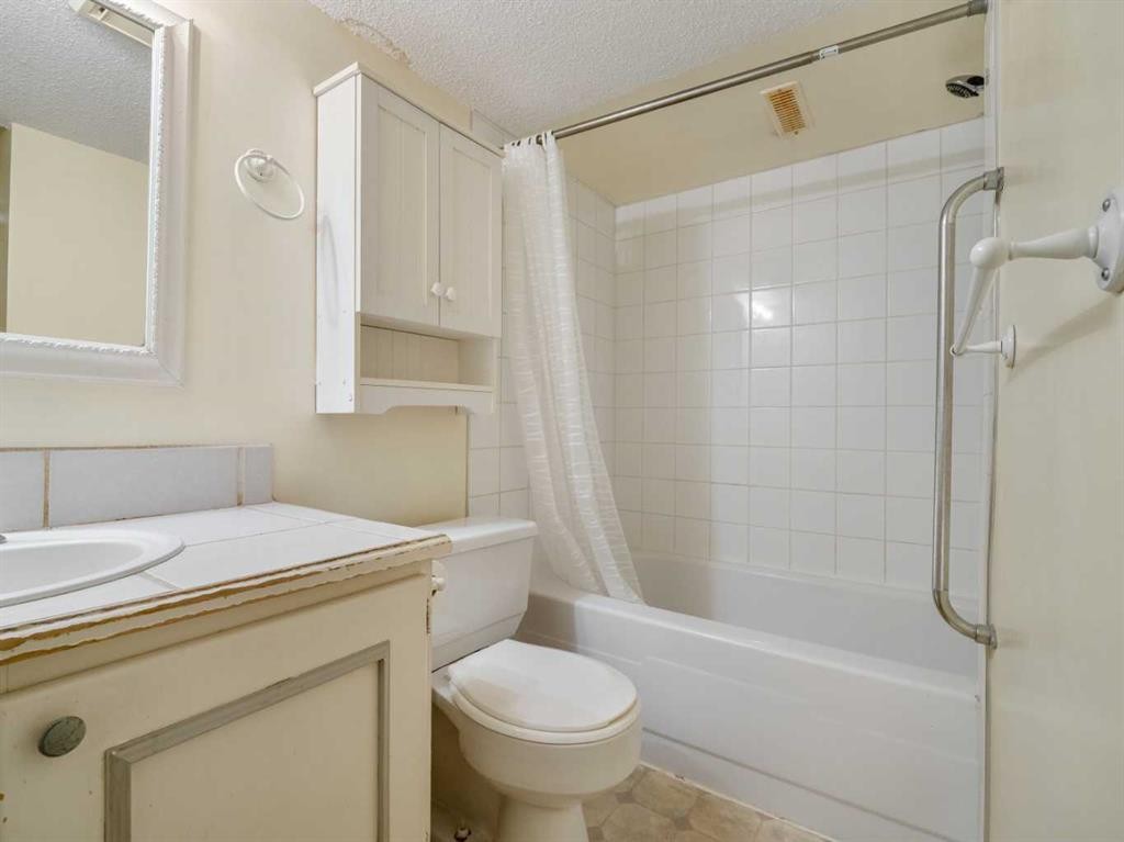 120S 300E, Raymond, AB - Indoor Photo Showing Bathroom