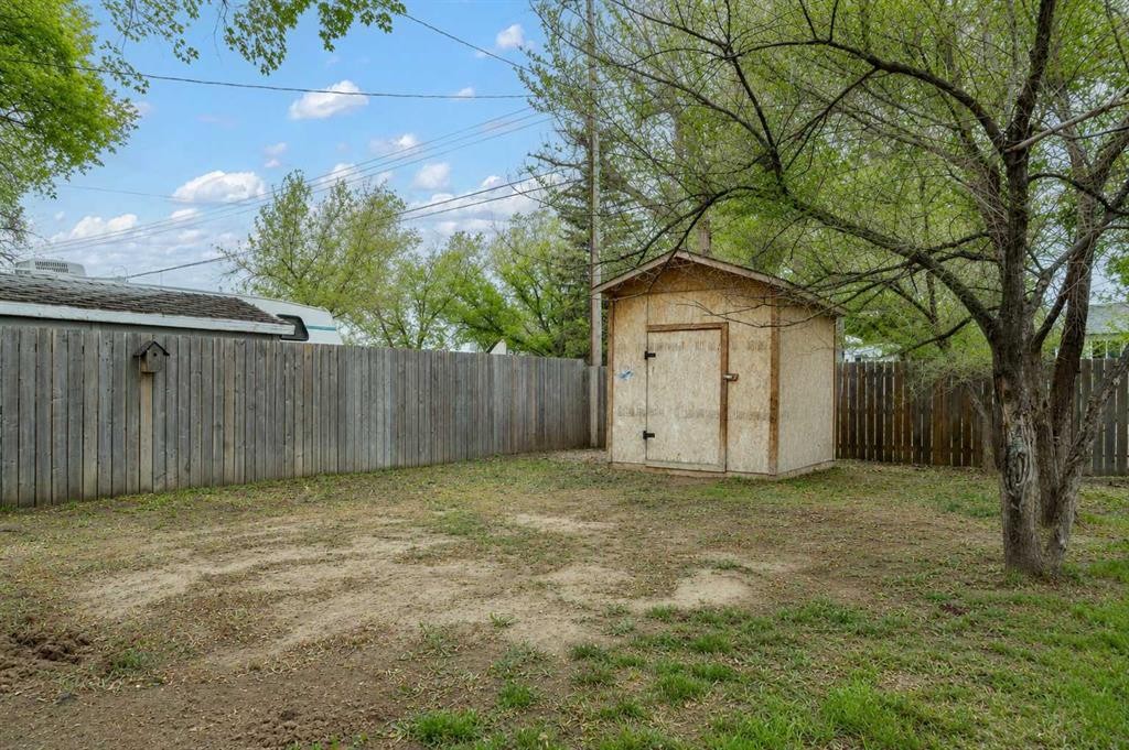 5716 53 Street, Taber, AB - Outdoor