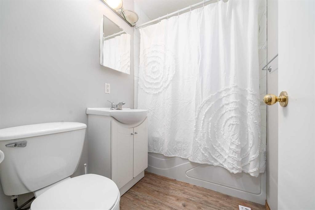 5716 53 Street, Taber, AB - Indoor Photo Showing Bathroom