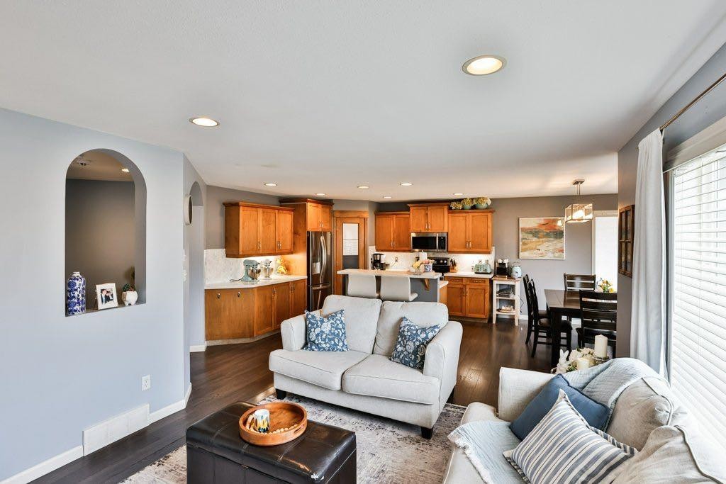 573 Squamish Lane West, Lethbridge, AB - Indoor Photo Showing Living Room