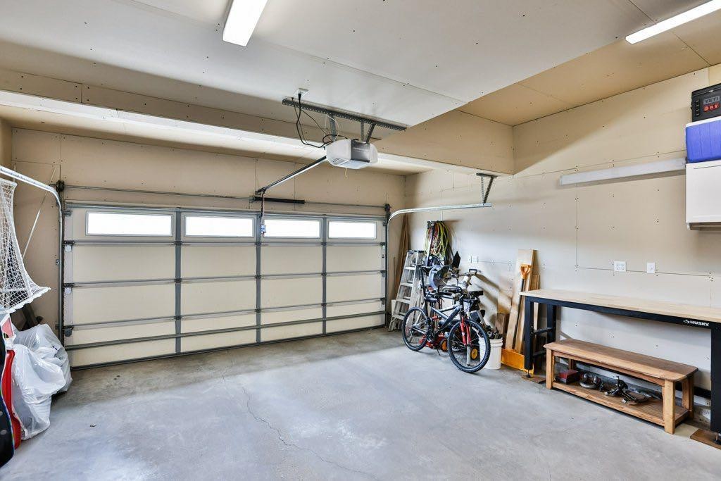 573 Squamish Lane West, Lethbridge, AB - Indoor Photo Showing Garage