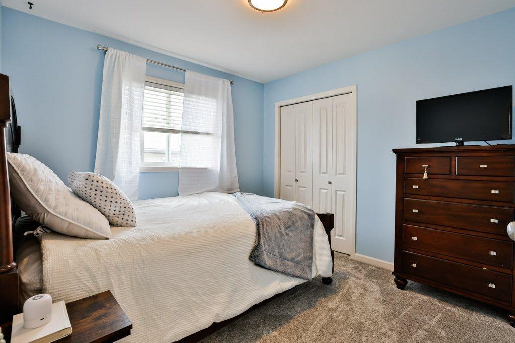 573 Squamish Lane West, Lethbridge, AB - Indoor Photo Showing Bedroom