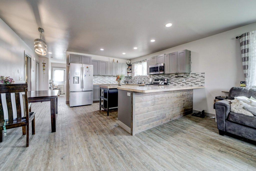 8501 21 Avenue, Coleman, AB - Indoor Photo Showing Kitchen With Upgraded Kitchen