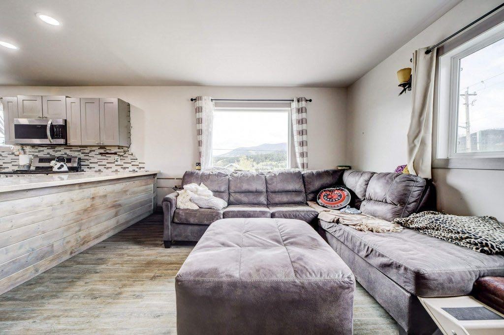8501 21 Avenue, Coleman, AB - Indoor Photo Showing Living Room