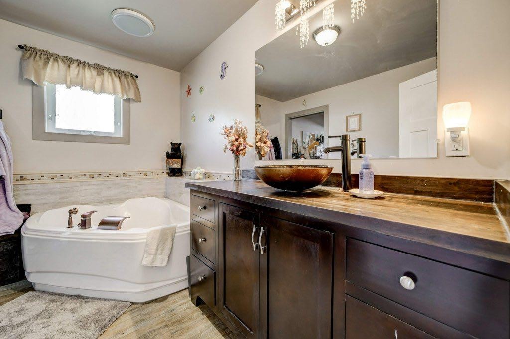 8501 21 Avenue, Coleman, AB - Indoor Photo Showing Bathroom