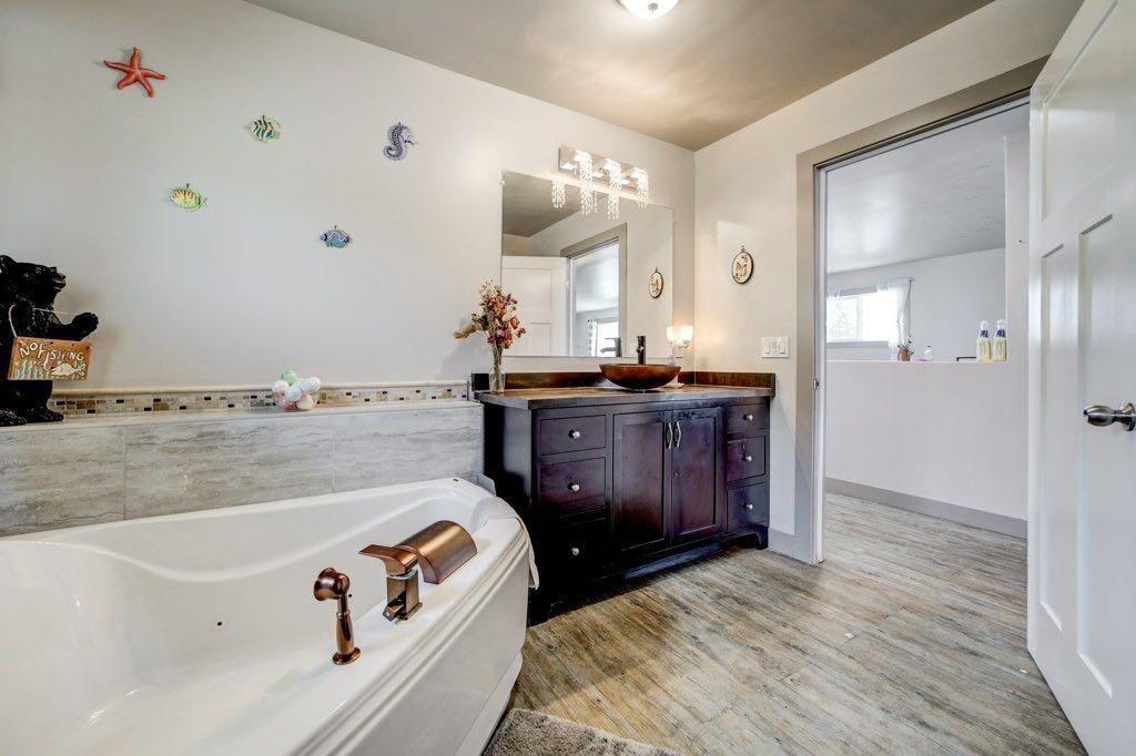 8501 21 Avenue, Coleman, AB - Indoor Photo Showing Bathroom
