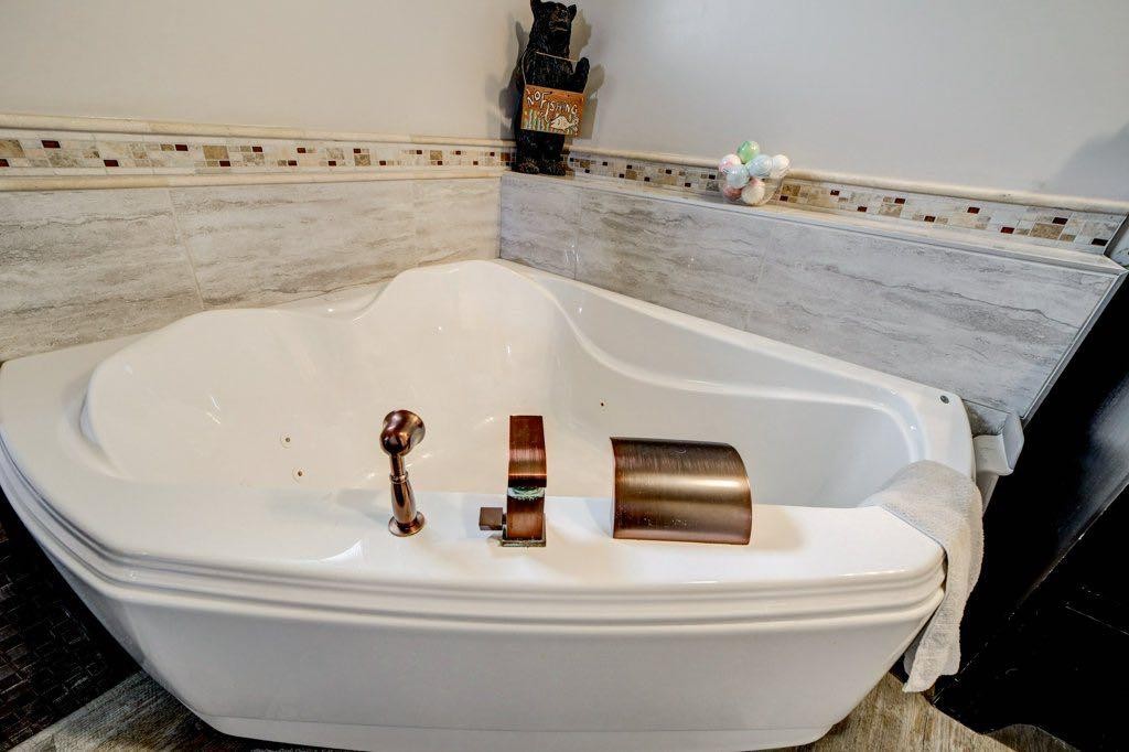 8501 21 Avenue, Coleman, AB - Indoor Photo Showing Bathroom