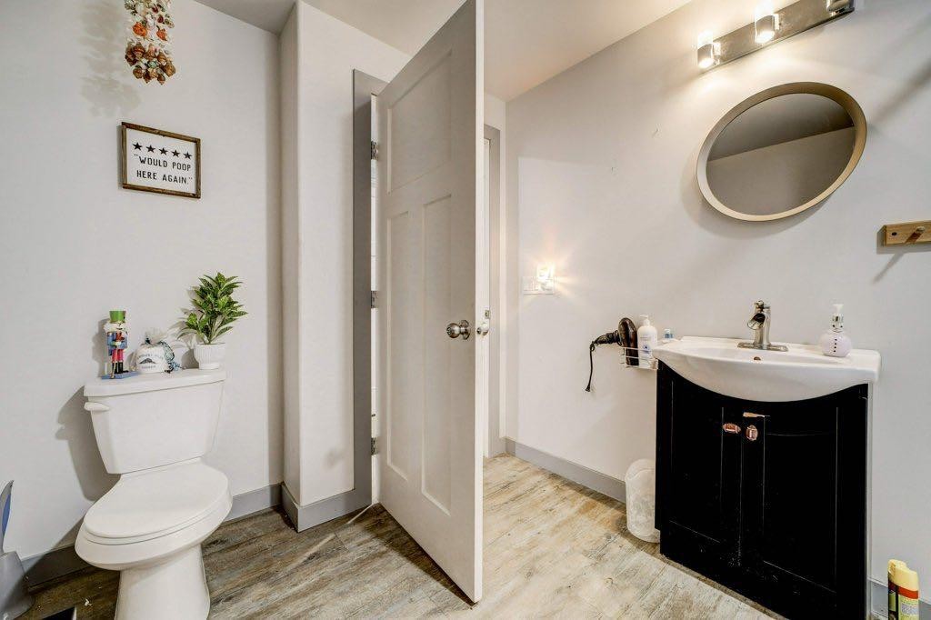 8501 21 Avenue, Coleman, AB - Indoor Photo Showing Bathroom